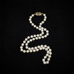 664221 Pearl necklace